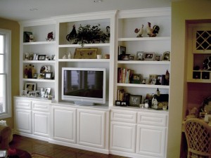 Built in white wall unit with bookshelves